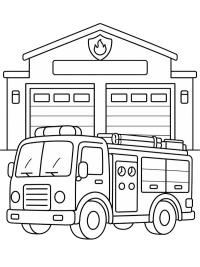 Camion dei pompieri nella caserma dei pompieri