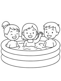 Bambini in una piscina gonfiabile