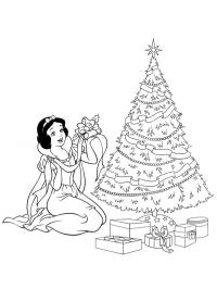 Biancaneve accanto all'albero di Natale