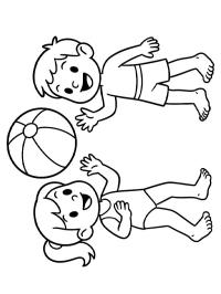 Due bambini giocano con un pallone da spiaggia